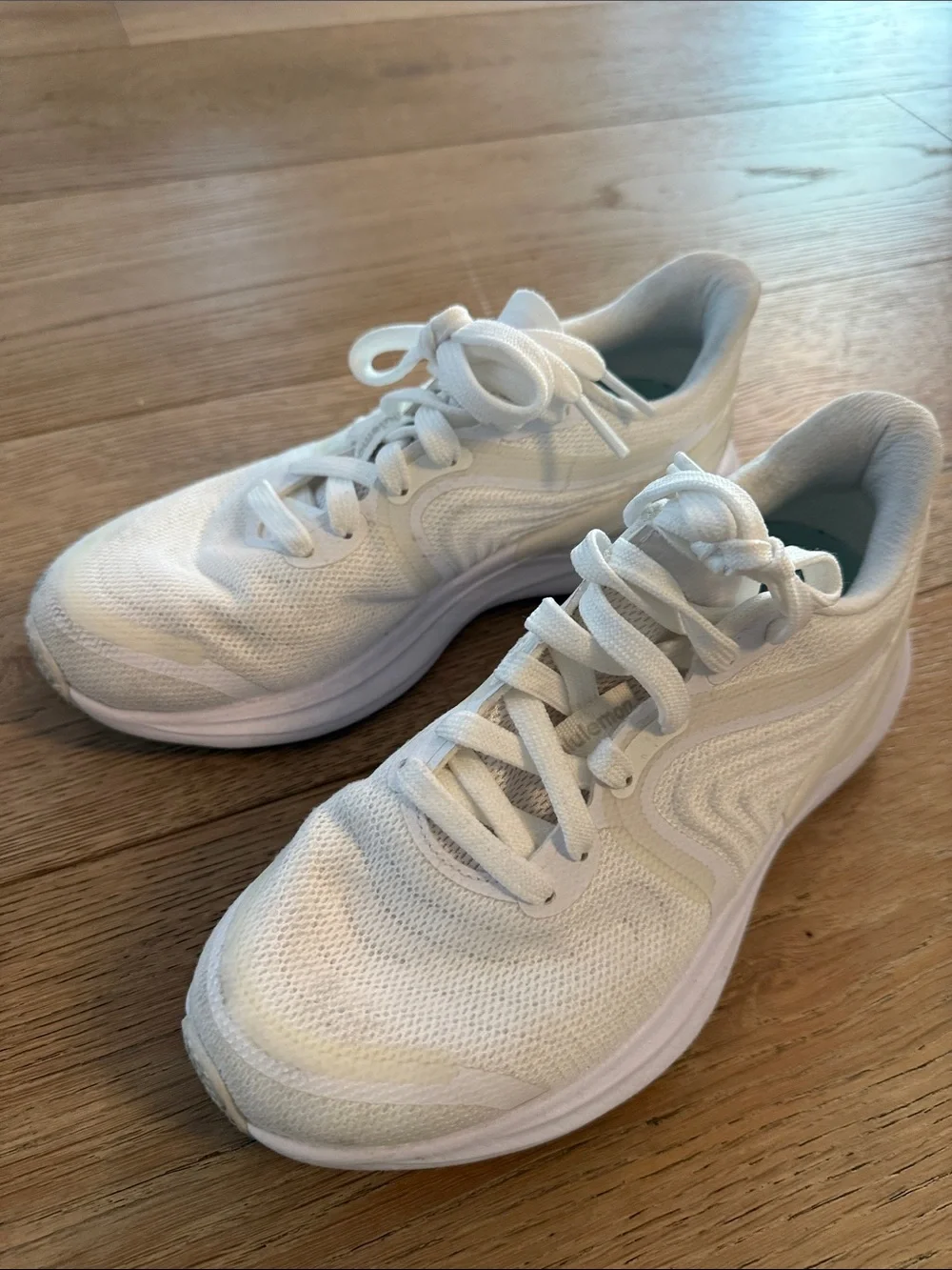 lululemon athletica women White Lace-Up Athletic Sneakers size 5.5